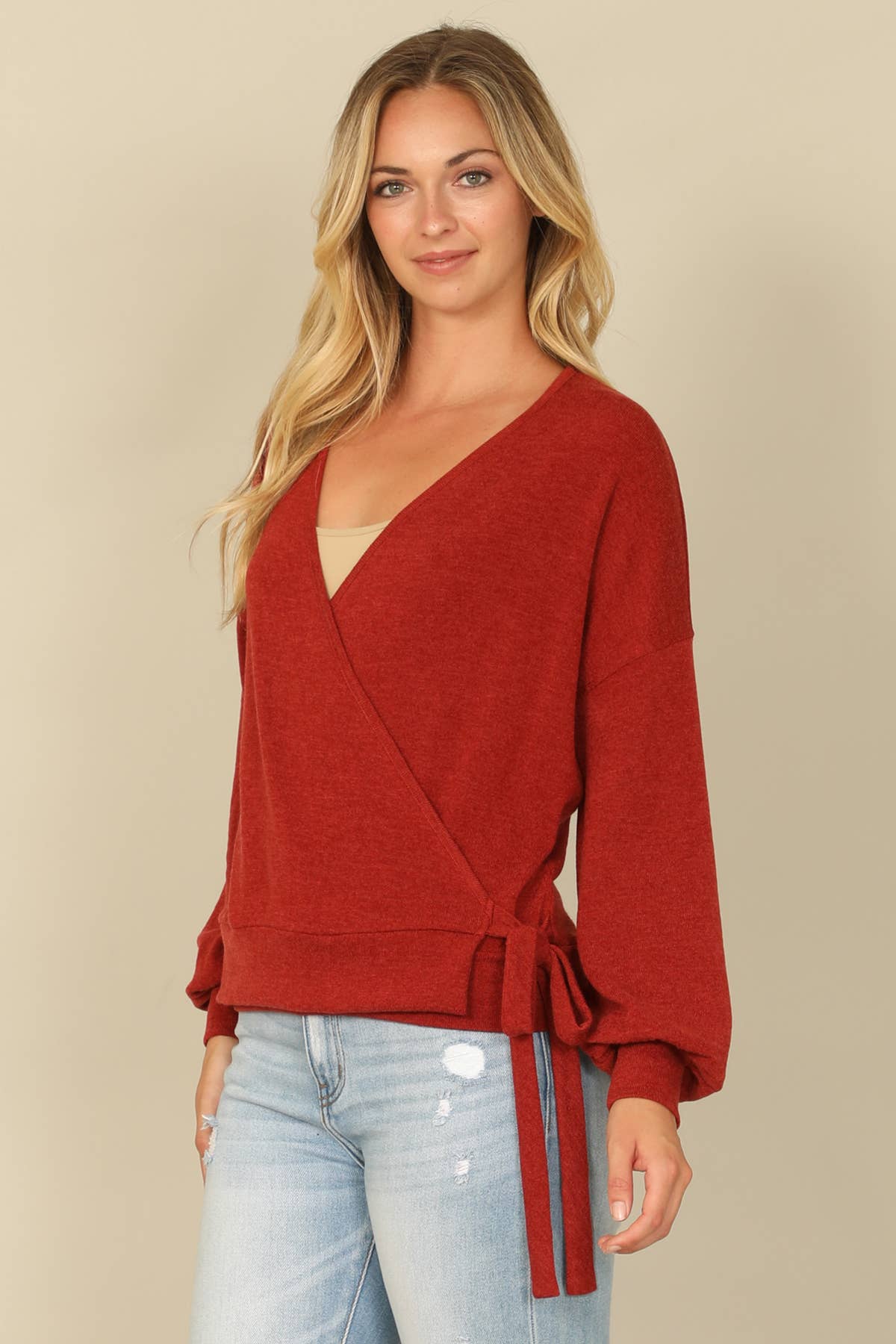 You & Me – Großhandel Bluse – Damen – YMT20079SOLID LANGÄRMELIGES BAUERNBLUSE-WICKELTOP MIT SEITLICHEM BINDEN UND ÜBERSCHNITTENEM AUSSCHNITT13