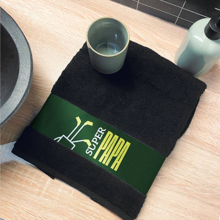 Toalla deportiva de algodón negra Super Papá golf - regalo para hombre deportista para venta al por mayor de La vie en magenta