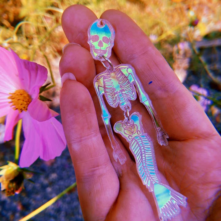 Moonstruck Designs PDX – Brincos de argola por atacado – Brincos de esqueleto de sereia - Halloween Iridescente Espelhado Espelhado Spooky Hallows Eve Mer Skull Undead Leve Hipoalergênico Refletor Espelhado para Festa Rave Festival