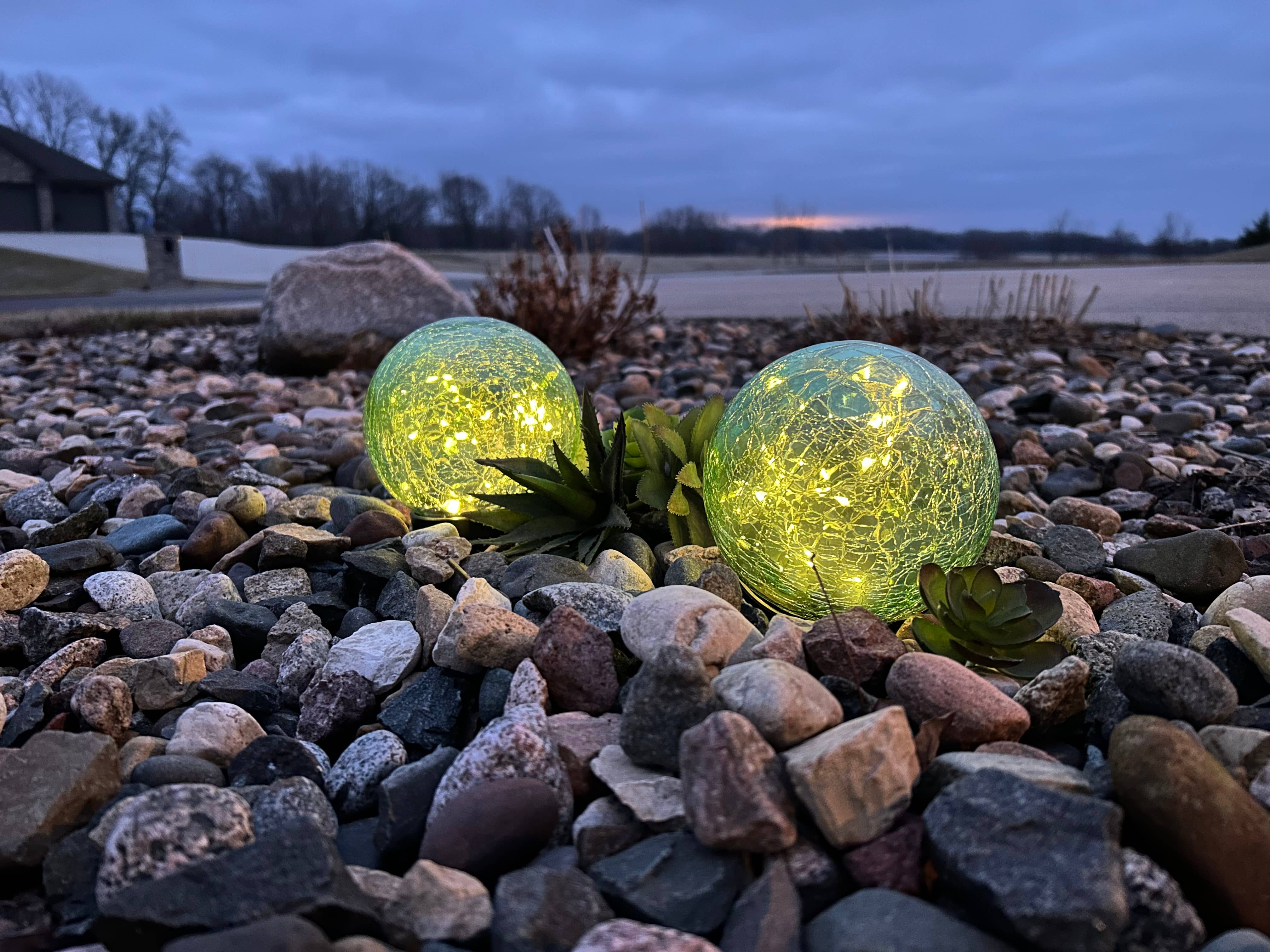 Will's Company - Wholesale Outdoor/Lawn Light - Solar Crackled Glass Globe Ball Light, Set of 2 in 4 colors12