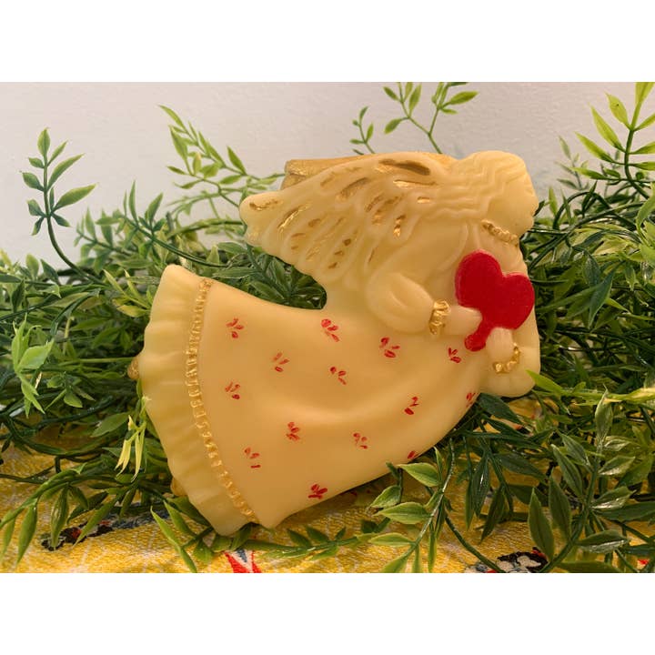 Ange en cire d'abeille tenant un cœur avec verre ou peinture en option pour la vente par Low Country Beeswax