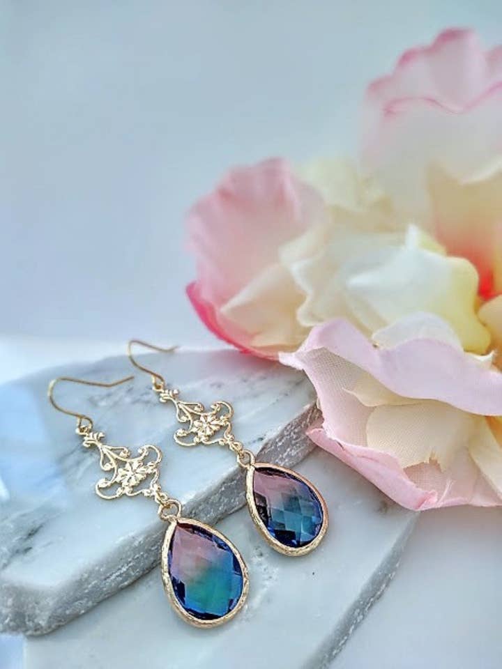 Orecchini pendenti a goccia in vetro color oro arcobaleno, stile minimalista, orecchini pendenti da sposa, multicolore, lampadario, a maglie per la vendita all'ingrosso da parte di Bad Apple Designs