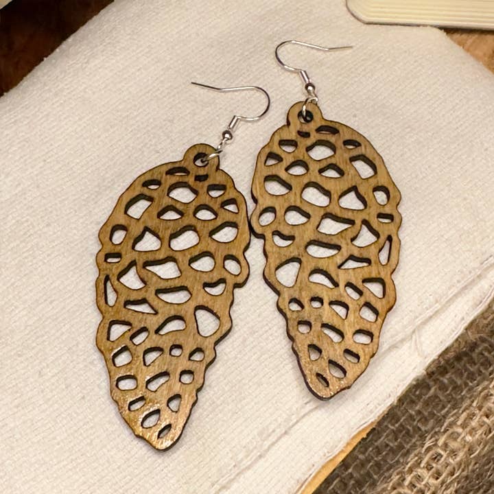 Pinecone pour la vente par Algoma Handcrafted