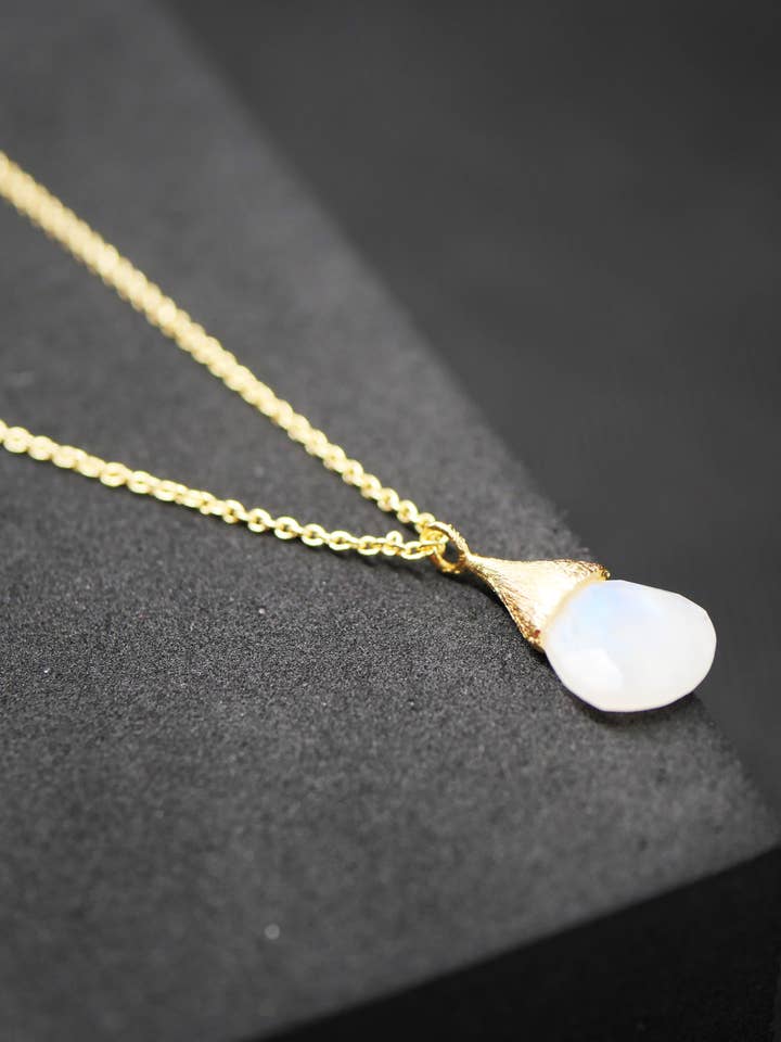 Collana Poetica Goccia con Pietra di Luna per la vendita all'ingrosso da parte di Atelier Leblanc