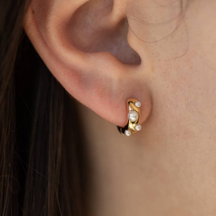 Aros tipo argolla Sylvie Pearl Huggie en oro para venta al por mayor de The Land of Salt