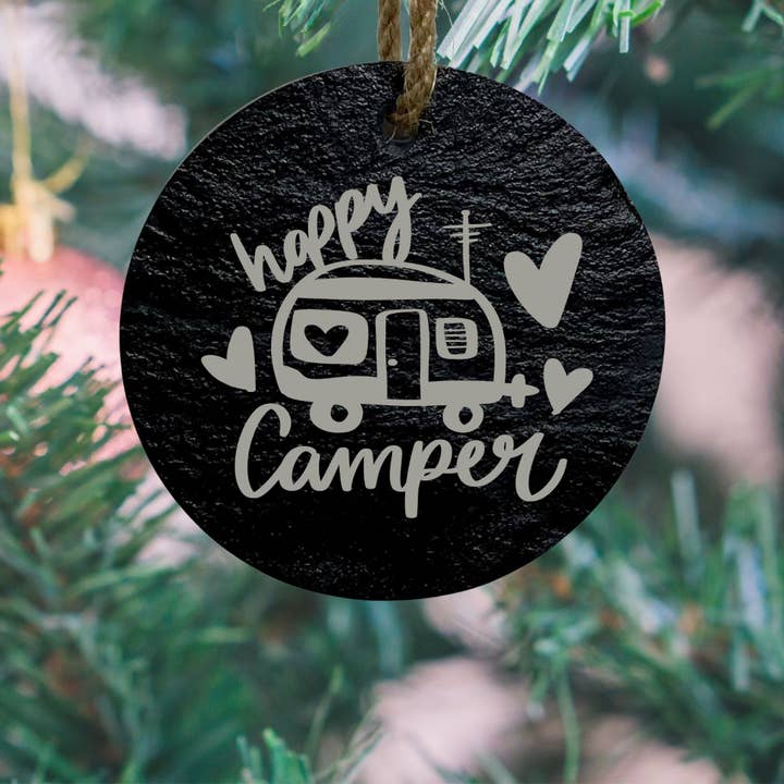 Adorno redondo de pizarra "Happy Camper" para venta al por mayor de Mermaid of Hilton Head