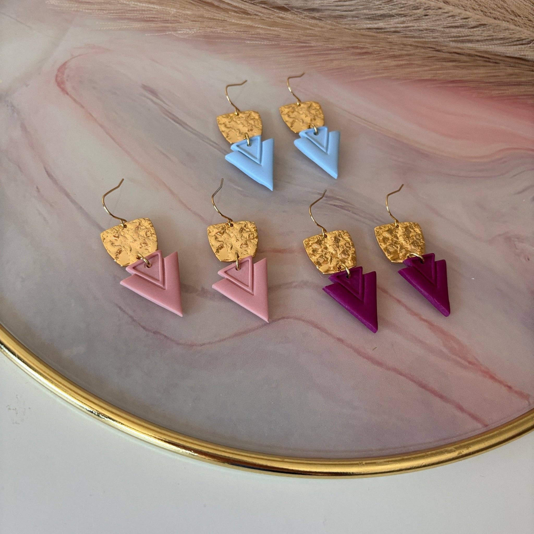 DUESTELLE ITALIA – wholesale Hängande örhängen – Kaia - Triangulära örhängen i 18k guldpläterad mässing4