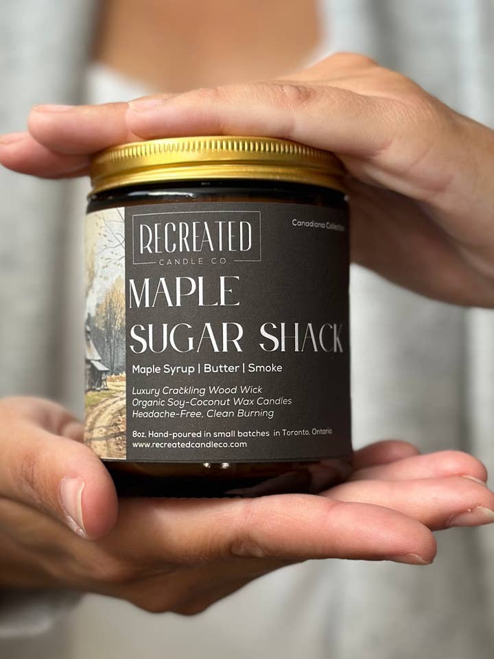 Candela da 8oz al Profumo di Zucchero d'Acero per la vendita all'ingrosso da parte di Recreated Candle Co.