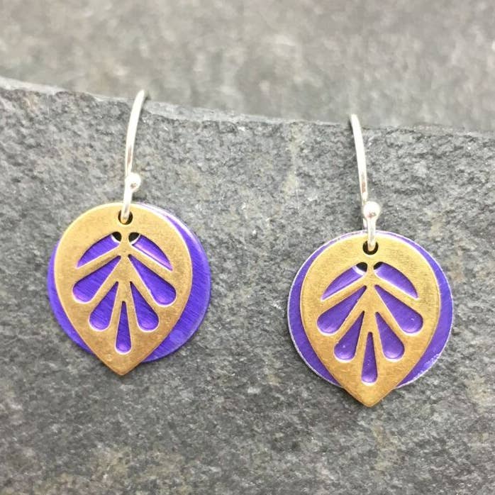 Liten lila mässingsbladörhänge med örontråd i sterlingsilver för wholesale av Elizabeth Jewelry