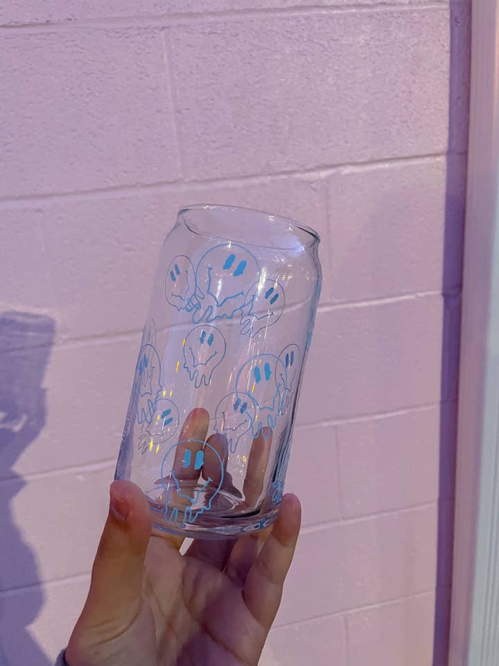 Tasse en verre Drippy pour la vente par judi k designs