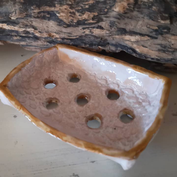 Portasapone in ceramica fatto a mano per la vendita all'ingrosso da parte di somerset natural soaps