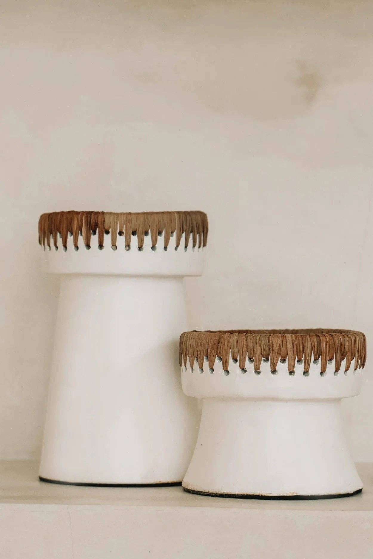 Bazar Bizar Living – wholesale Ljushållare – The Pretty ljusstake – vit terrakotta med raffia, liten5