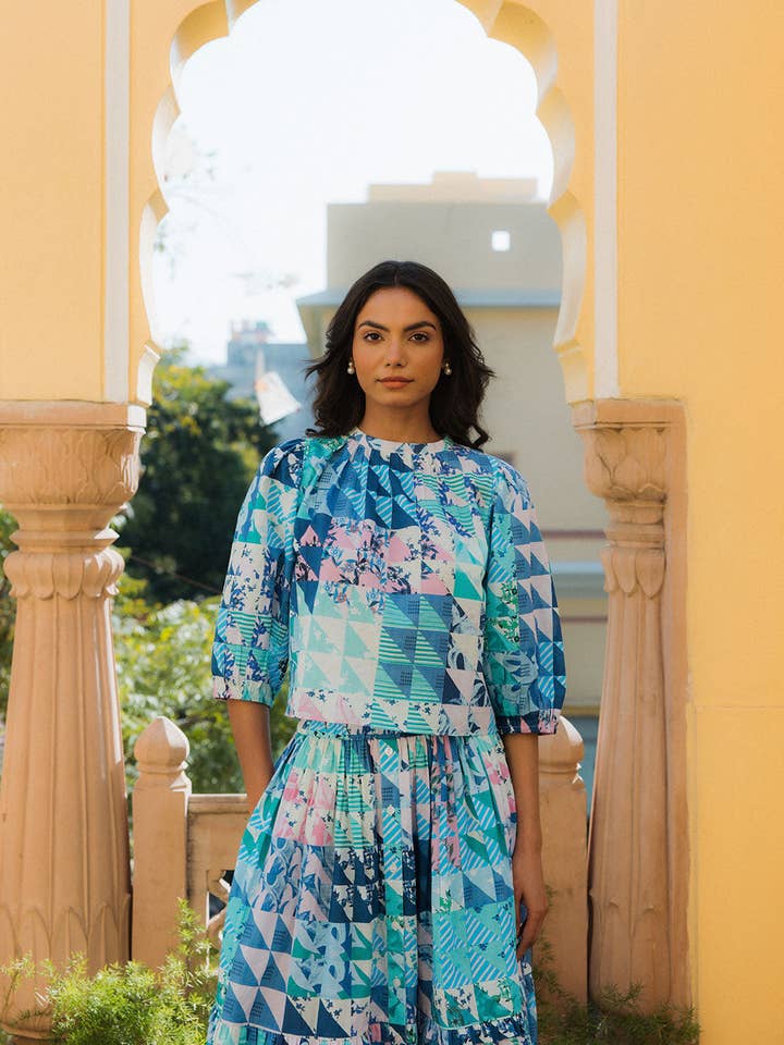 Mimi Top Groen & Blauw Geo voor wholesale door Ophelia & Indigo