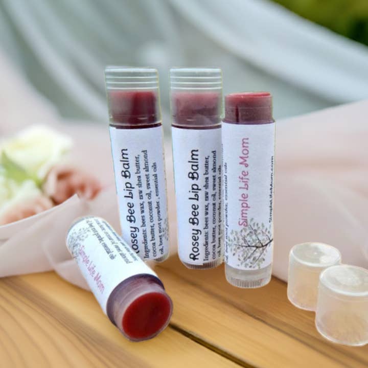 Simple Life Mom - Vendita all'ingrosso Burro di cacao - ROSEY BEE BALSAMO LABBRA - balsamo labbra naturale, colorato di rosso con olio essenziale di menta piperita, idratante colorato per labbra rosse, tinta per labbra7