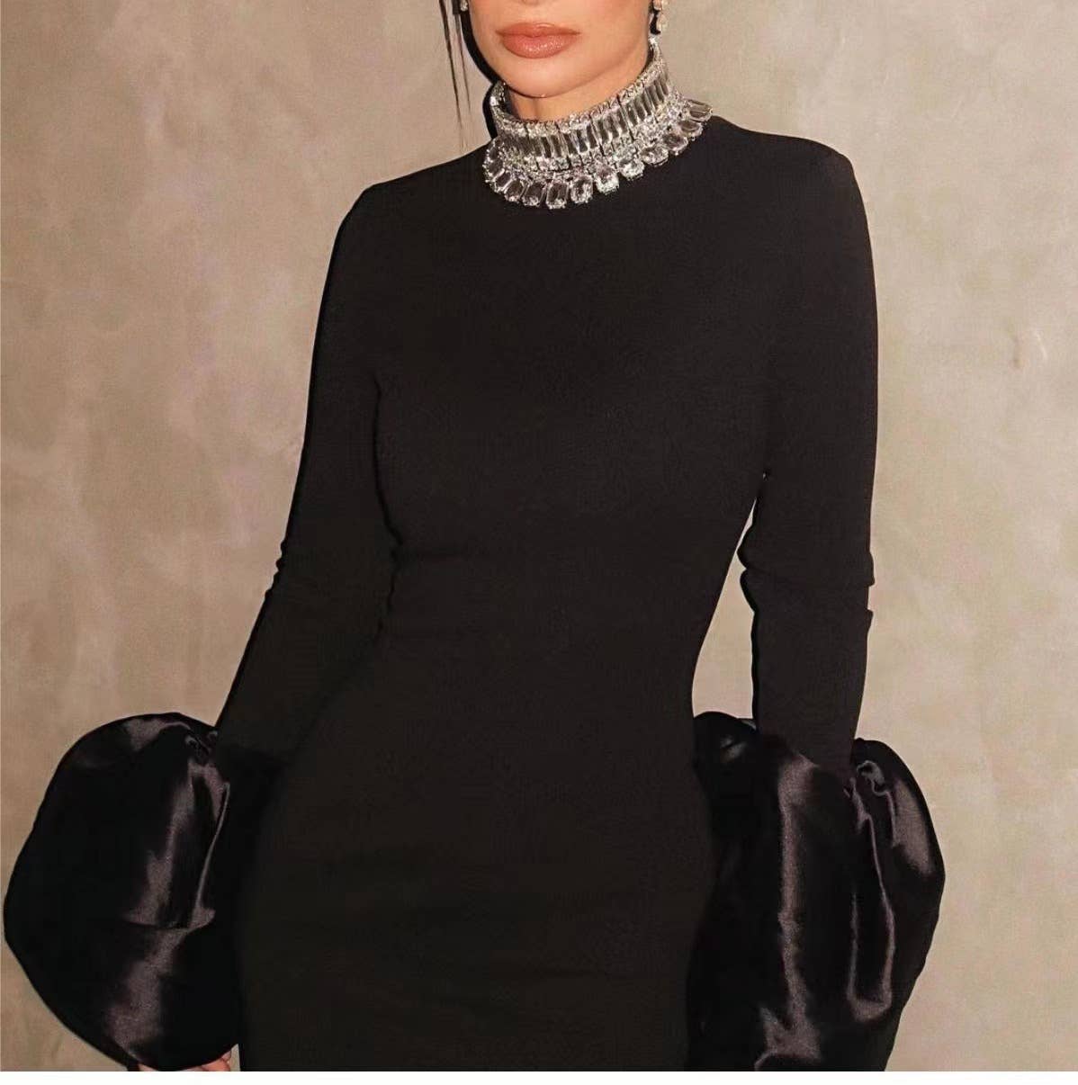 Nero DR073 Abito nero sofisticato con polsini svasati in diamante in vendita all'ingrosso su Faire8