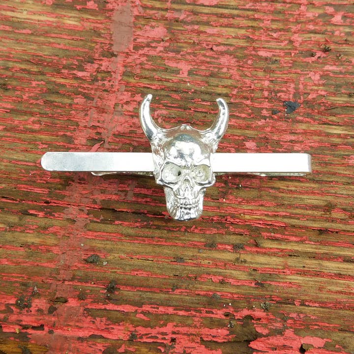 William Sturt Fine Pewter - Wholesale Reversspeld/knoop - Steampunk Horn Skull Tie Slide Hand gegoten door William Sturt