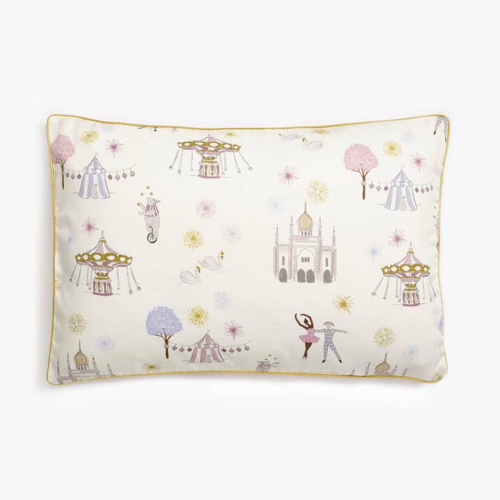 Cuscino per bambini Adventures in Wonderland - Rosa per la vendita all'ingrosso da parte di Gooselings