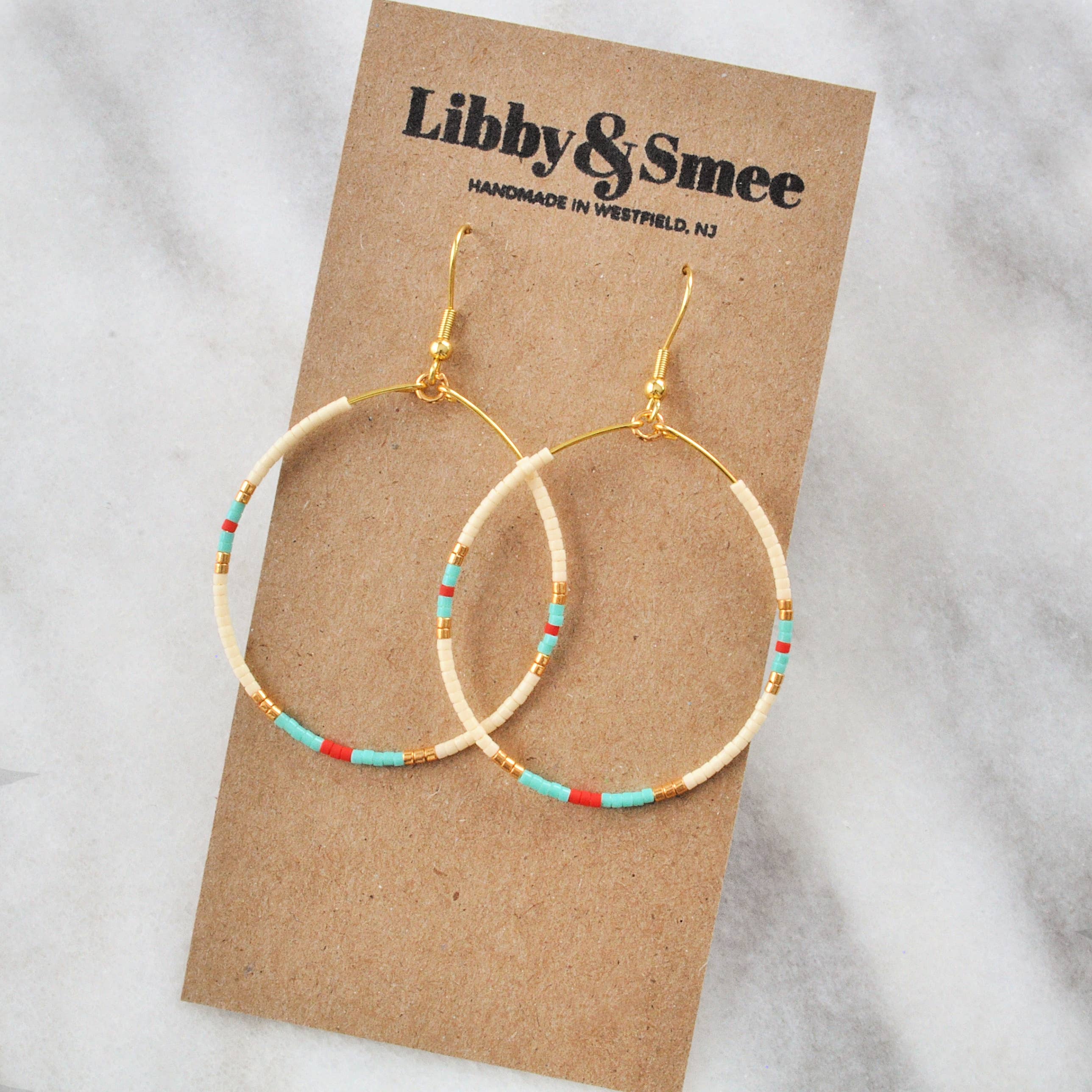 Libby & Smee – wholesale Hängande örhängen – Stora guldpärlformade dinglande hoopörhängen1