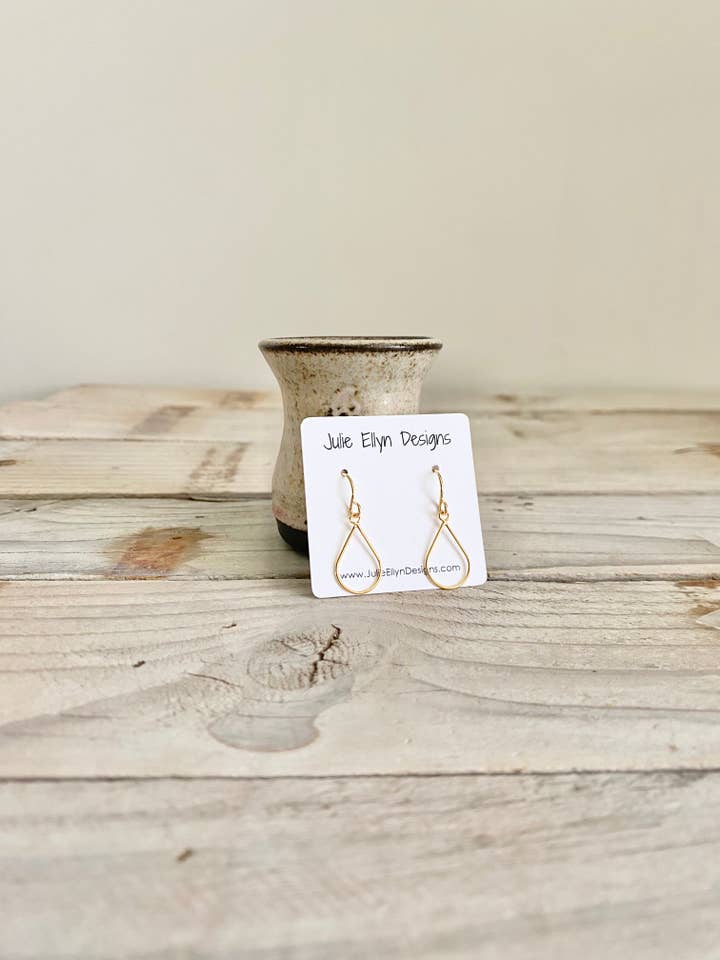 Boucles d'oreilles simples en forme de larme ouvertes en or pour la vente par Julie Ellyn Designs