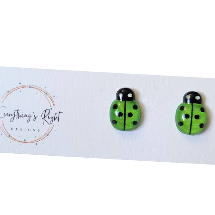 Boucles d'oreilles en forme de coccinelle verte, boucles d'oreilles pour tous les jours pour la vente par Everything's Right Designs