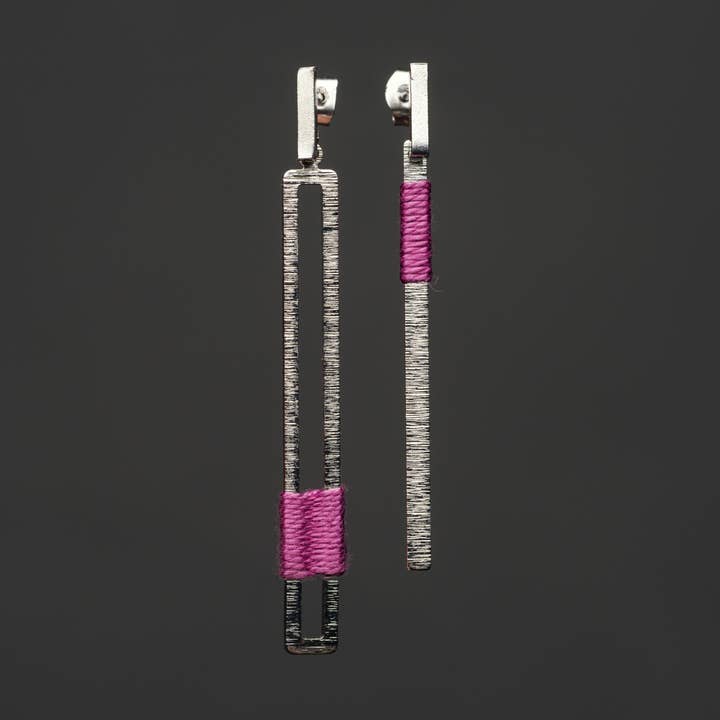 Asymmetriska hängande örhängen för wholesale av Loom Design