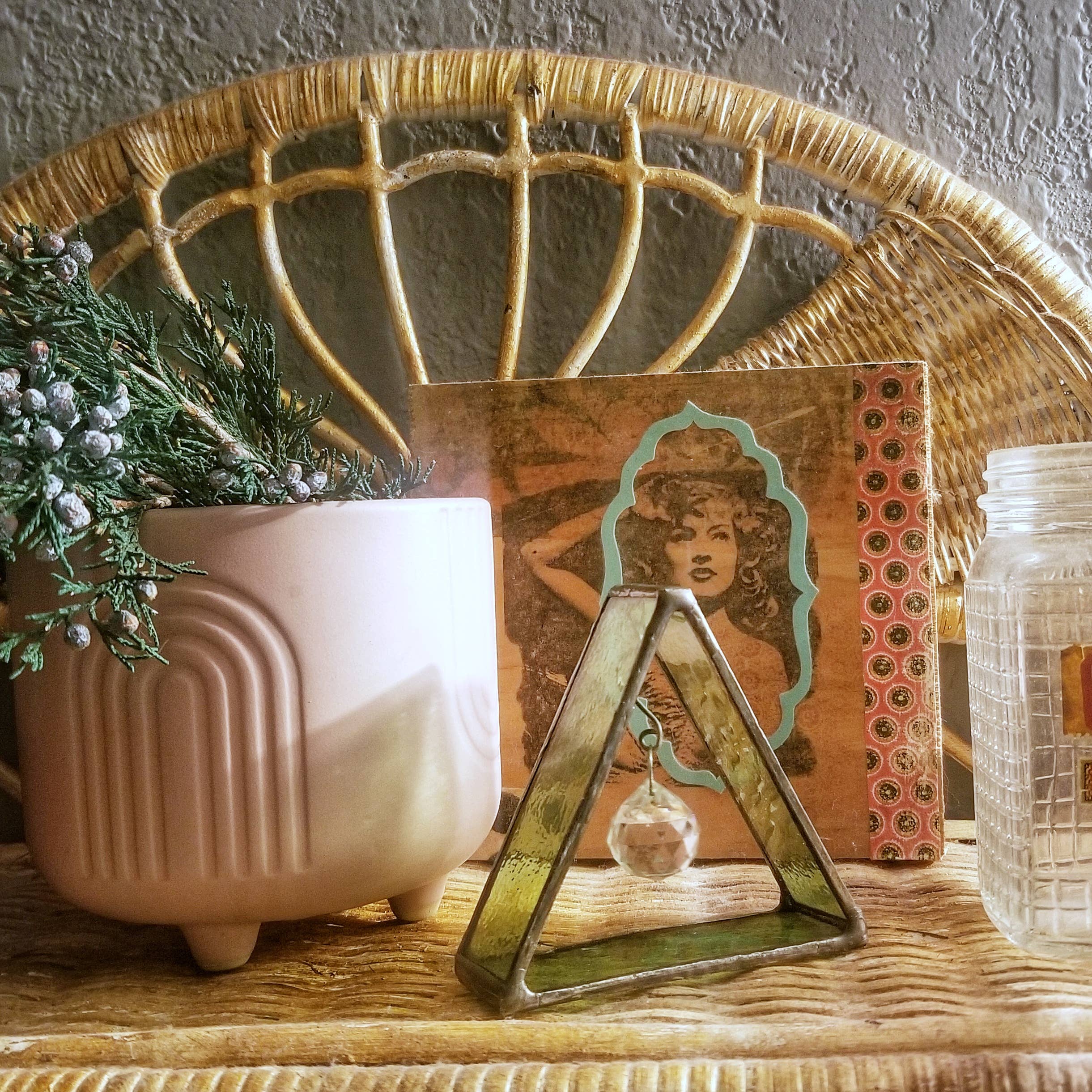 Lost & Found Design – wholesale Solfångare – 3-D målat glas triangel med disco prisma1