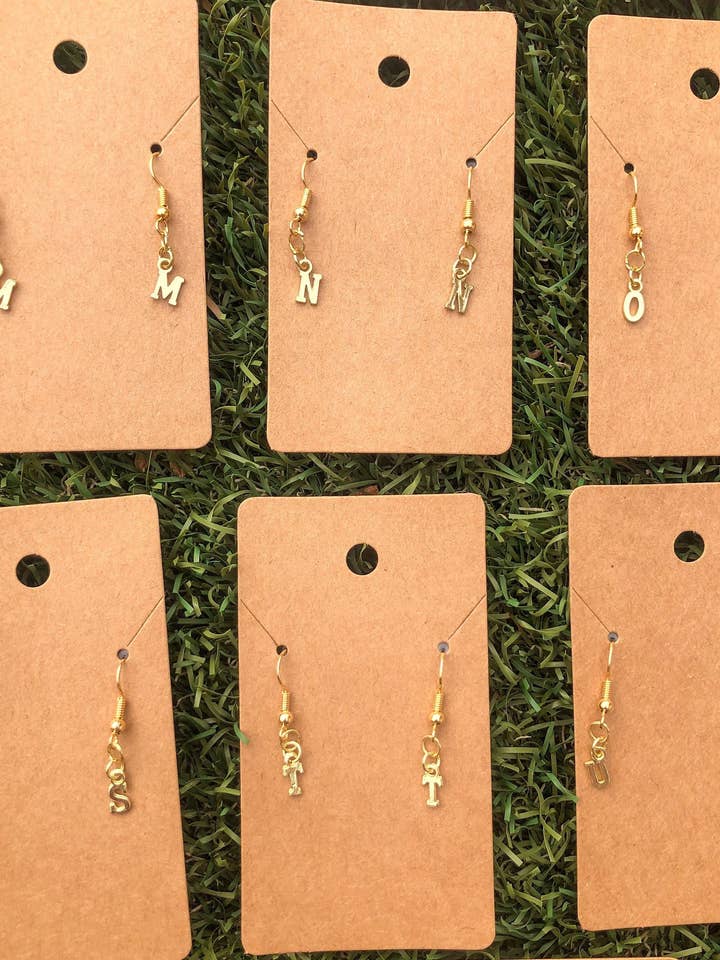 Boucles d'oreilles en lettres alphabétiques dorées pour la vente par ShopCassiesCrafts
