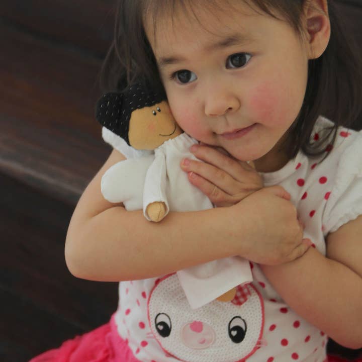 The Angel Gift Company – Großhandel Kuschel-/Plüschtier – Kind & Baby – Angel Plüsch-Puppe - Mädchen mit schwarzen Haaren4