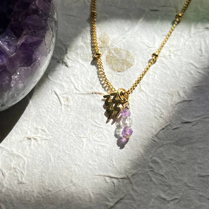 Signe du zodiaque Verseau - Améthyste - Acier doré - Collier pour la vente par Earth Star Healing Collective