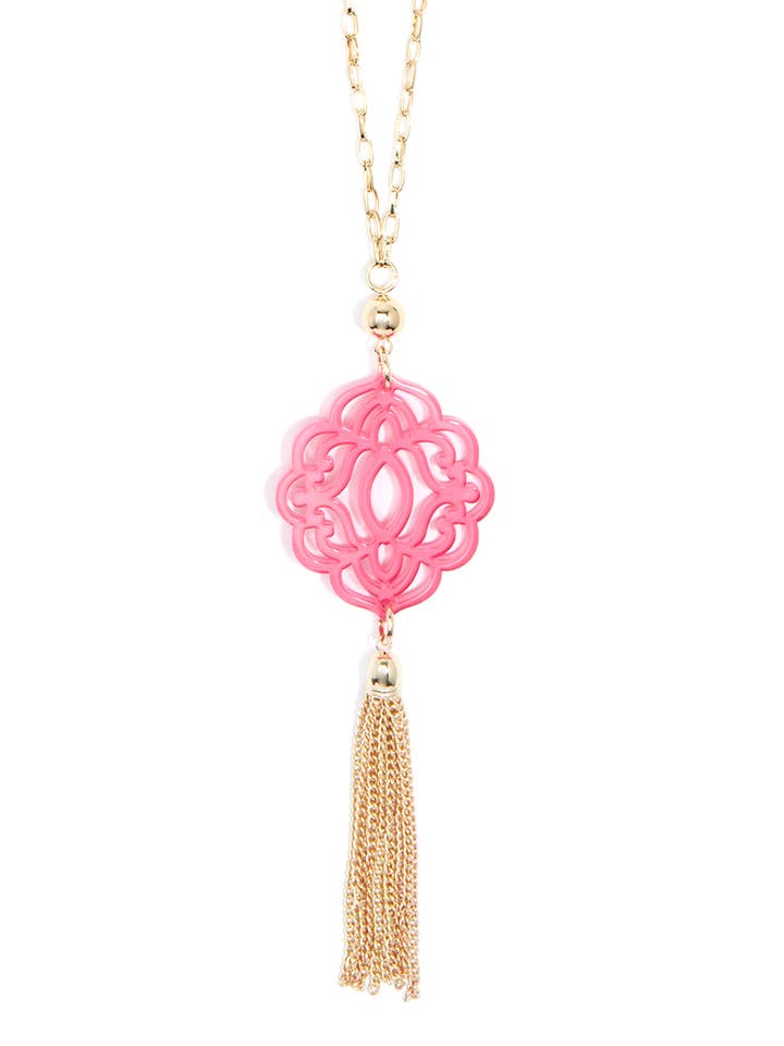 Collier avec pendentif en résine baroque avec pompon pour la vente par ZENZII Jewelry