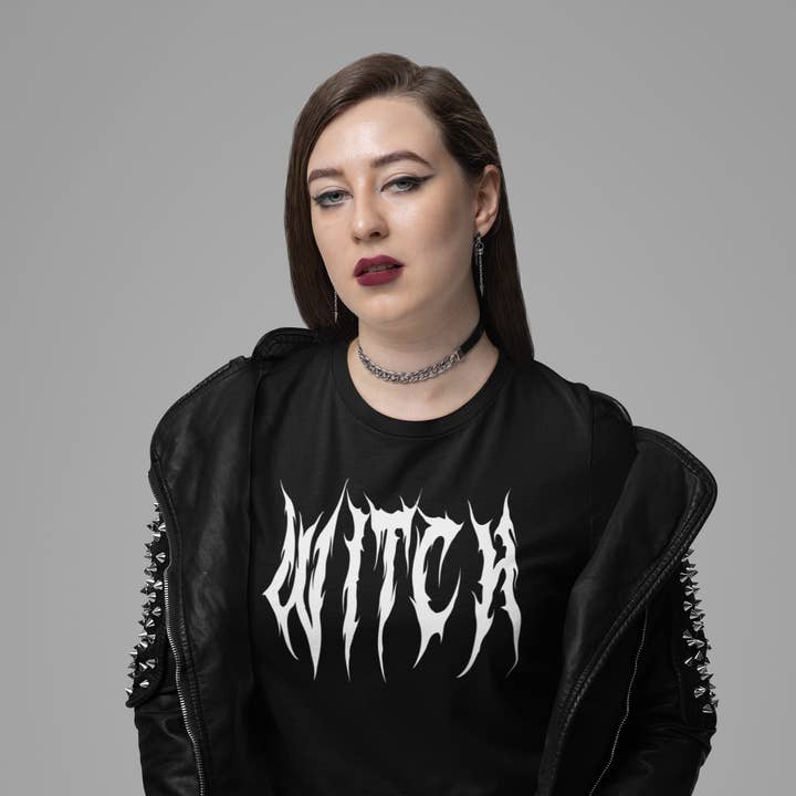 Sorcière, chemise gothique alternative de style grunge et autres tendances Résultats pour capsule special t en vente B2B. Retours gratuits et paiement à 60 jours sur Faire sur Faire.