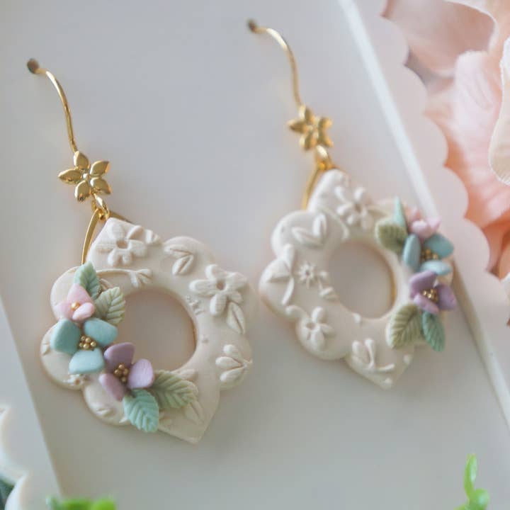 Brincos Flores - Creme por atacado de Colourful Blossom