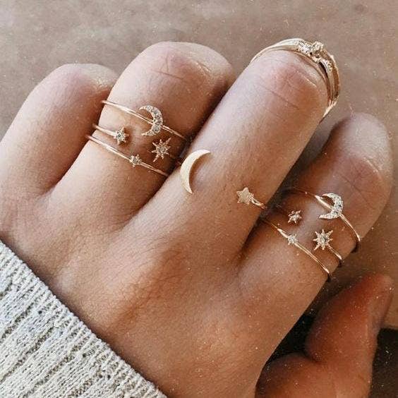 7-teiliges Mond- und Sterne-Ringset, 18 Karat vergoldet mit Kristallen für den Großhandel von Golden NYC Jewelry