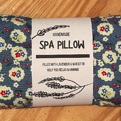 Blå kirsebær og blomster print håndlavet opvarmelig lavendel- og hvedespa-pude for engroshandel hos The Hare And The Moon