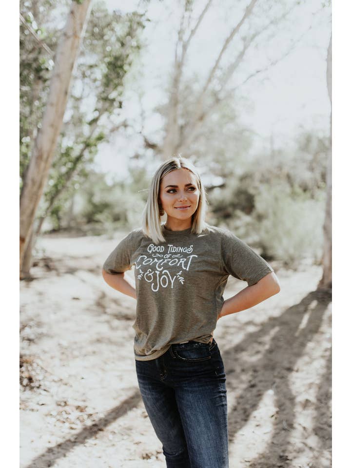 Amy Anne Apparel Inc - Vendita all'ingrosso Maglietta serigrafata - Donna - Good Tidings Comfort Joy - T-shirt serigrafata da donna1