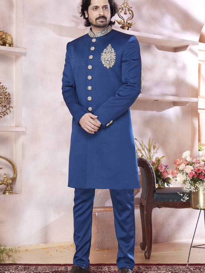 Sherwani traditionnel indo-occidental en soie d'art bleu marine, longue kurta et pantalon pour homme pour mariage - Broderie pour la vente par HATKE BRIDE