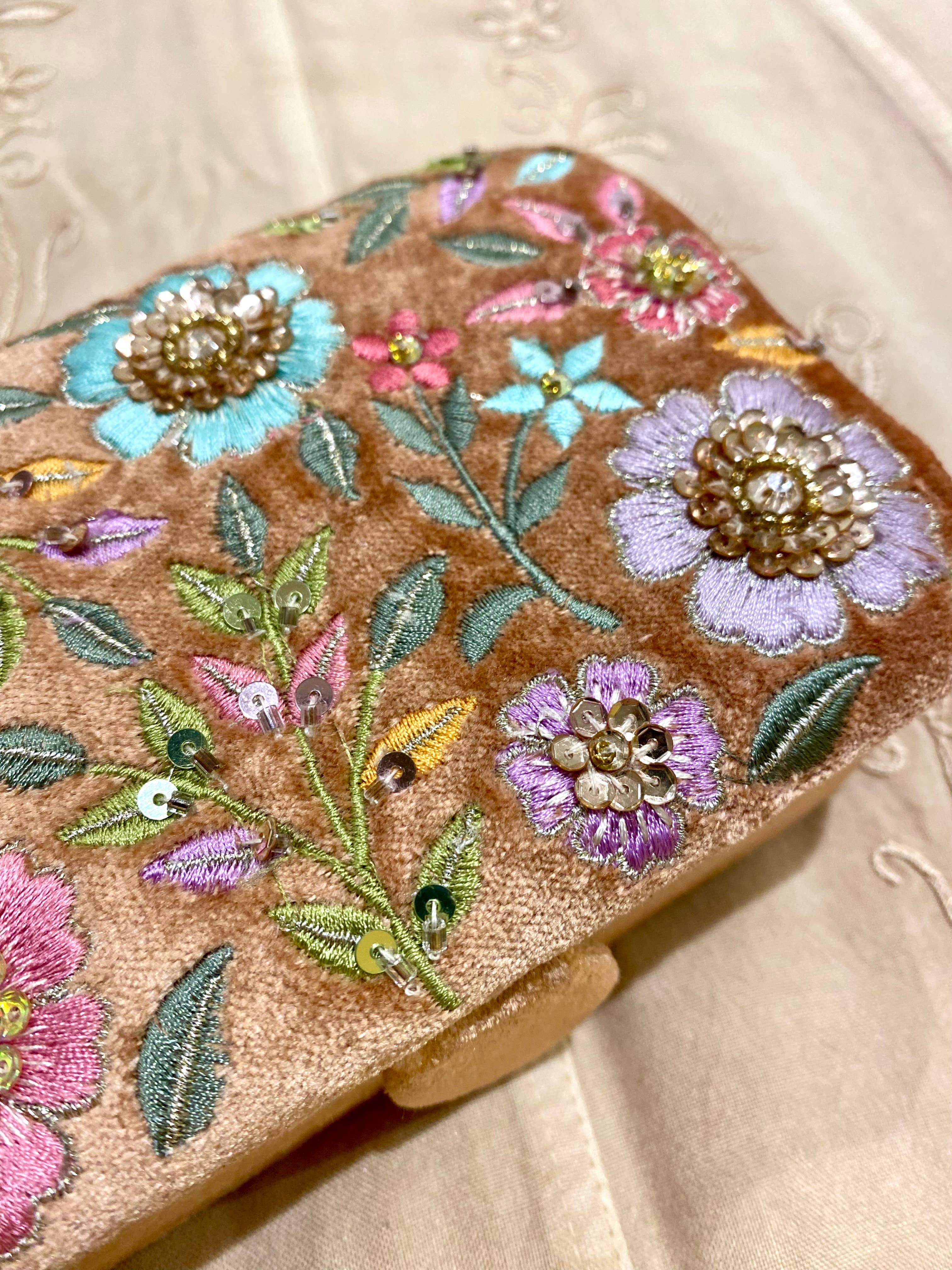 Temple of Treasure - Vente Boîte/rangement à bijoux - Fae dans une boîte à bijoux en velours rose3