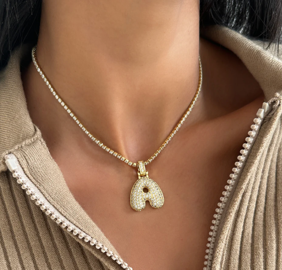 Ouro amarelo Pavé Bubble Letter Iniciais Colar em Aço Ouro 14K para venda a revendedores na Faire39