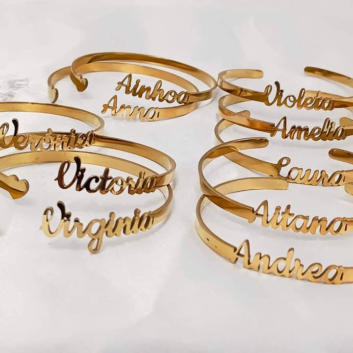 Bracciale aperto con nome in acciaio inossidabile placcato oro 18K per la vendita all'ingrosso da parte di Minimalistajoyeria
