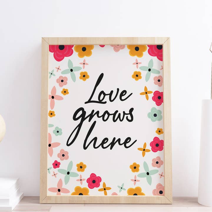 Impresión de tipografía de flores de primavera Love Grows Here para venta al por mayor de Design By Emma