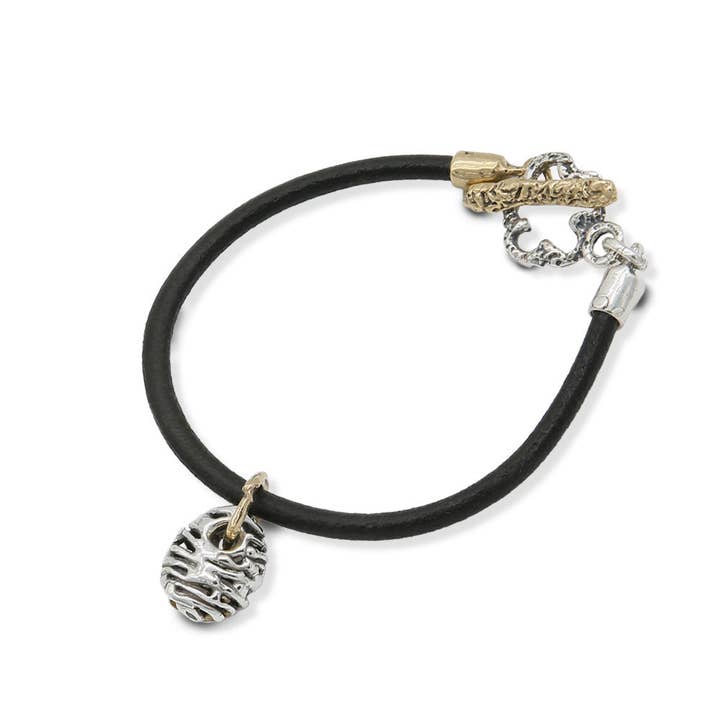 Armband met leren band en zilveren bedels (BA090) voor wholesale door Mandile Gioielli