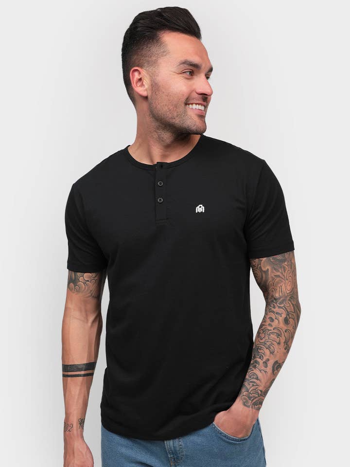 INTO THE AM - Vendita all'ingrosso Maglietta - Uomo - Maglietta Henley a Maniche Corte da Uomo (di Marca)8