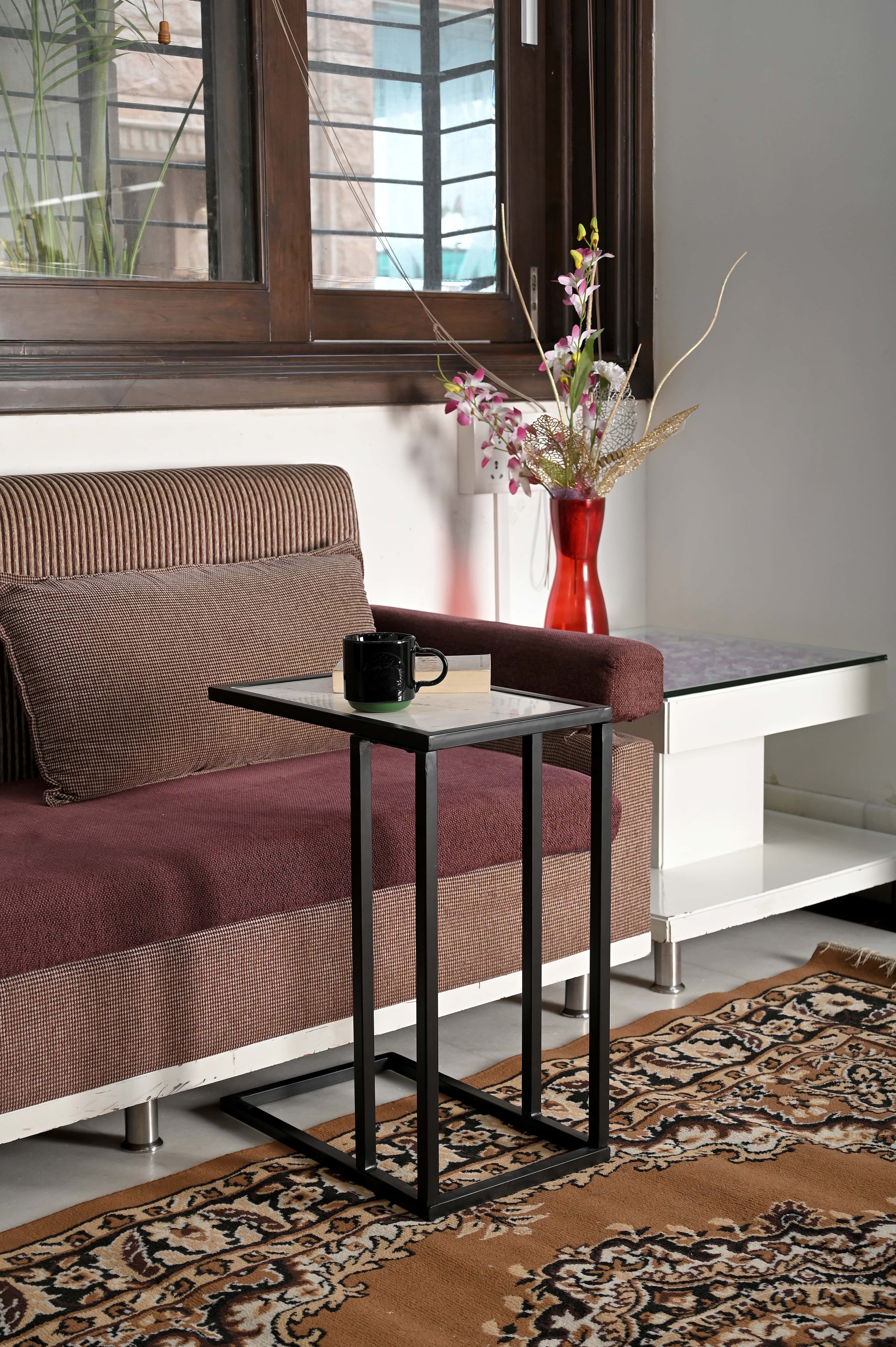 iAnanas - Wholesale Side Table - Moderner minimalistischer Beistelltisch mit schwarzem Metallrahmen und weißer Marmorplatte5