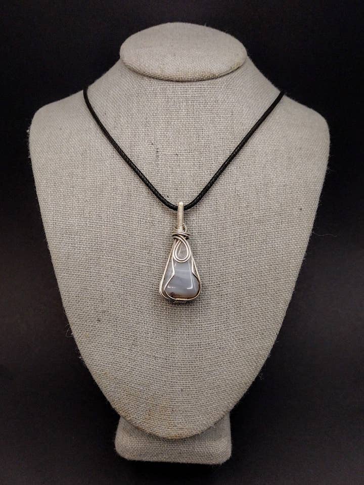 Collana in pizzo blu in agata, regalo di Natale per fidanzata da fidanzato, negozi metafisici, regalo di fidanzamento gotico, gioiello femminile divino per la vendita all'ingrosso da parte di Mossy Mushroom