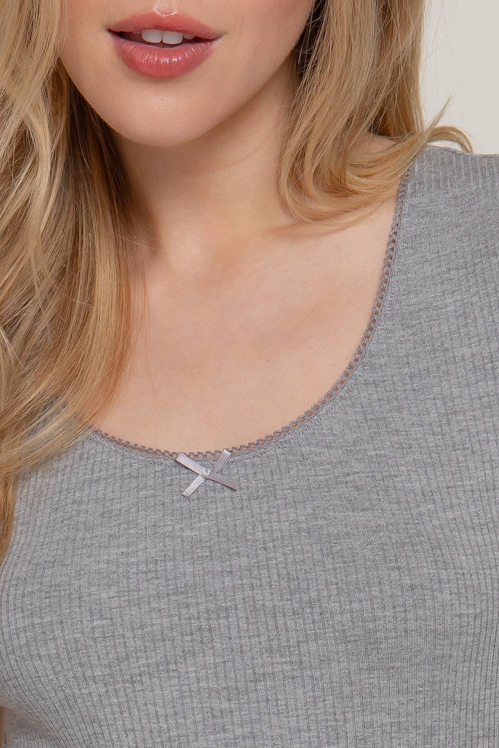 Active Basic | Active USA – wholesale Stickad topp - Dam – Kortärmad topp med rund halsringning, spets och satinrosett i ribbstickat tyg29