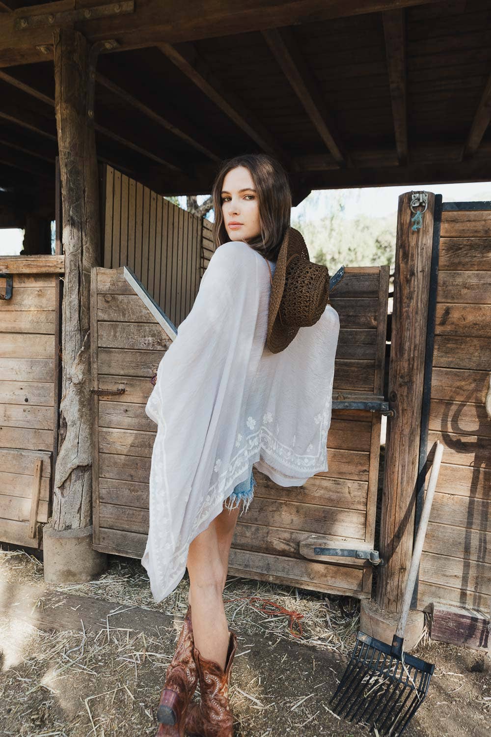 Leto Accessories – Großhandel Kimono – Damen – Schicker Blumenkimono mit Drapierung und eng anliegenden Armlöchern 🌼5