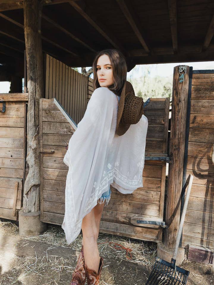 Leto Accessories – Großhandel Kimono – Damen – Schicker Blumenkimono mit Drapierung und eng anliegenden Armlöchern 🌼5