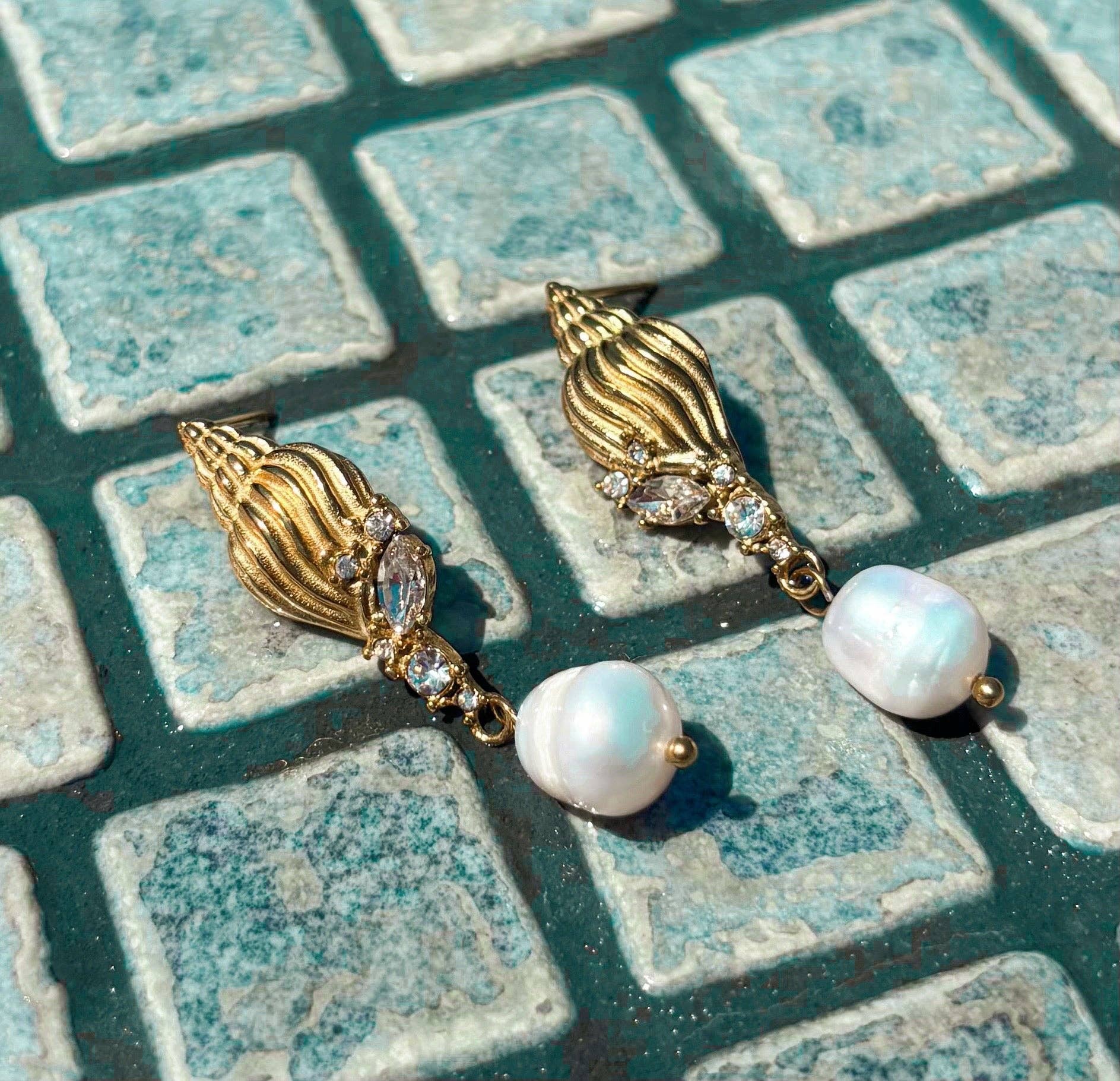 Kismet Showroom - Wholesale Dangle Earrings - Coastal Treasure Conch Pearl Drop Earrings1