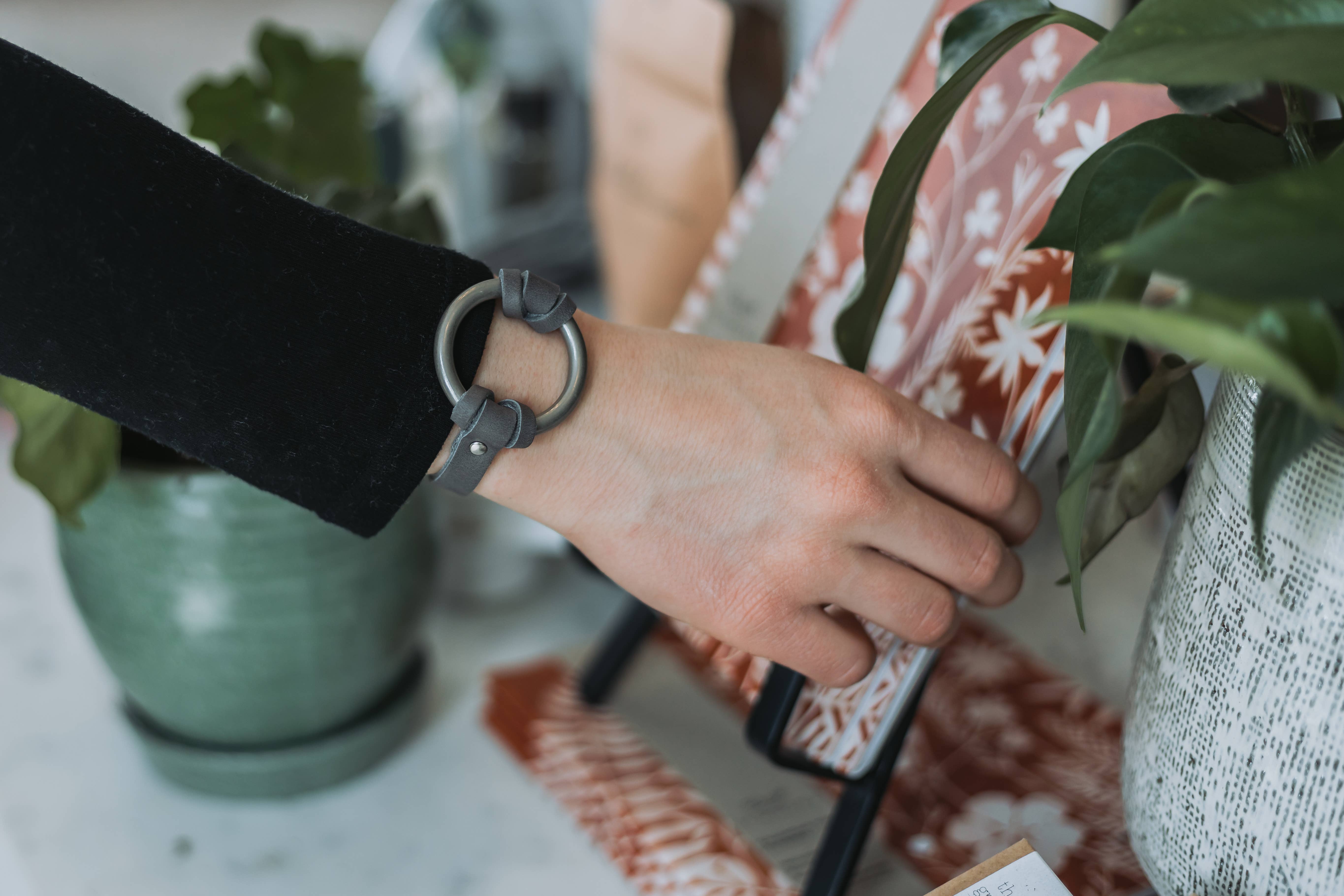 Range Leather Co. - Vente Bracelet jonc - Bracelet en cuir Chinati à anneau torique d'inspiration équestre23