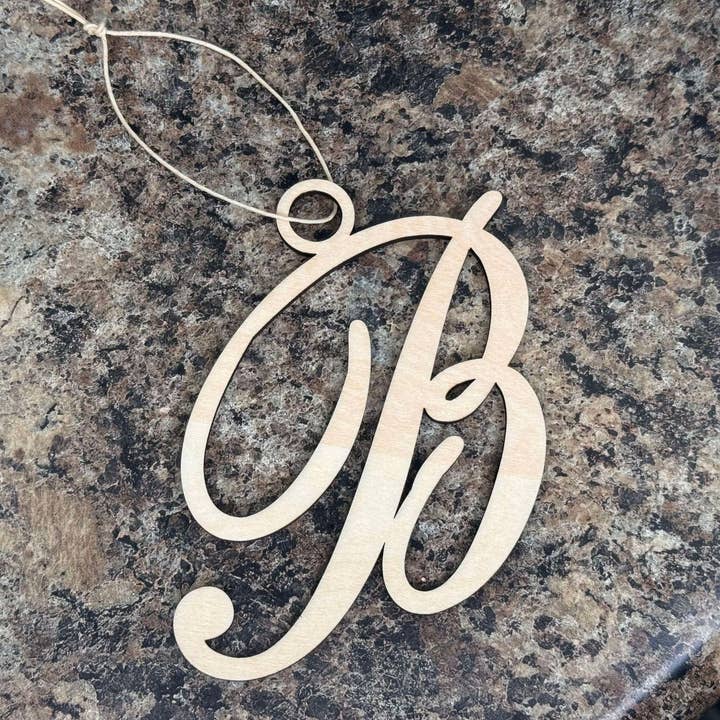 Lettre manuscrite « B » en tilleul pour la vente par Bumbletwist